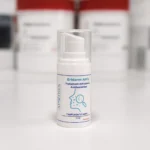 alt= Aplicare Eriderm Aktiv pe ten cu acnee și coșuri inflamate