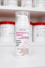 alt= Cremă cuperoză Apothek ținută în mână cu mănușă, produs profesional pentru roșeață facială